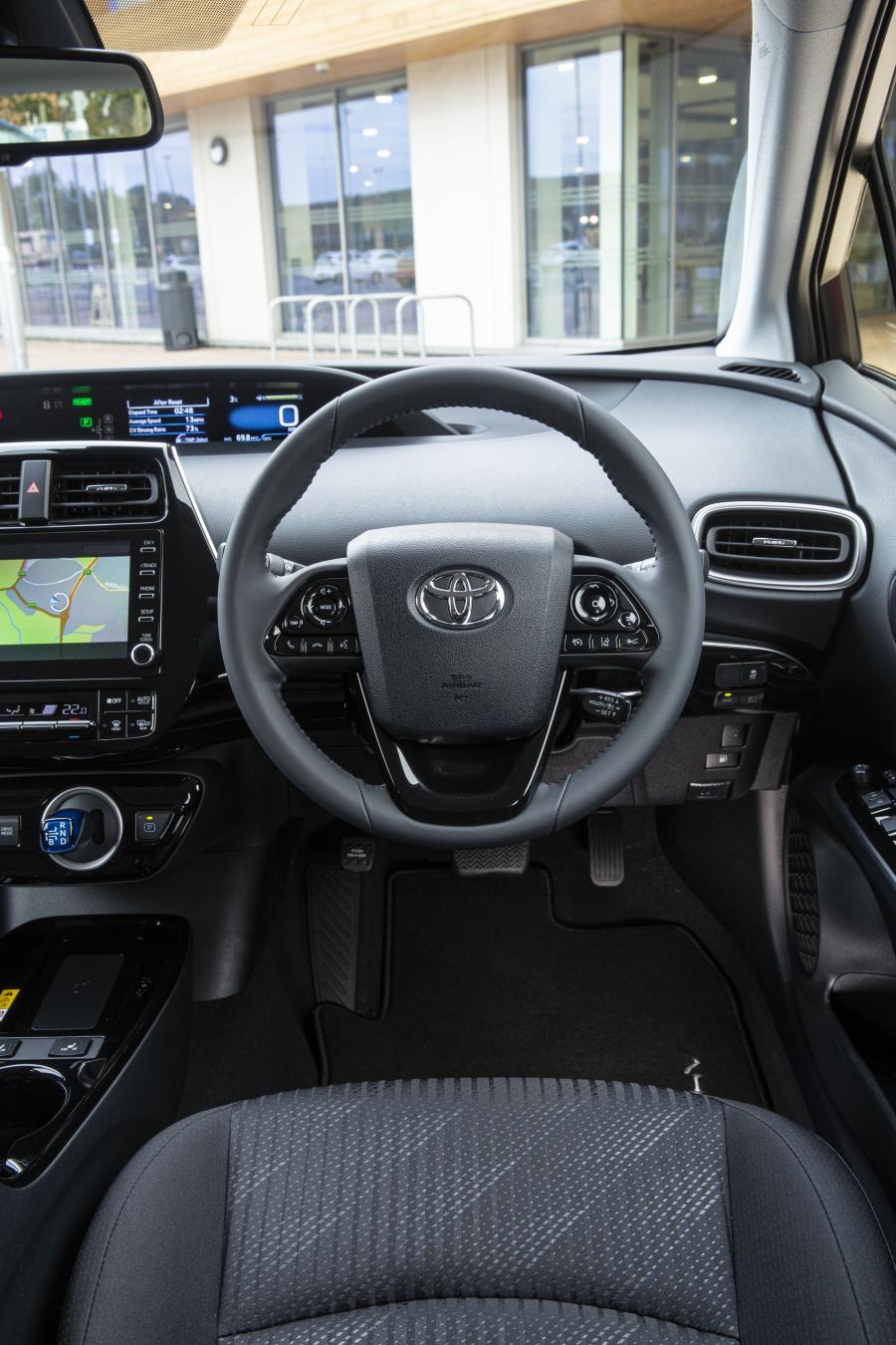 Торпедо Toyota Prius Plug-in Hybrid Business Edition+ 2019 года  (UK) (фото 29 из 30)